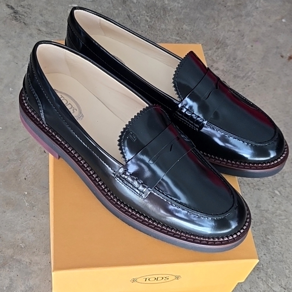 TOD'S black leather loafers with rubber sole, size 8.5 US